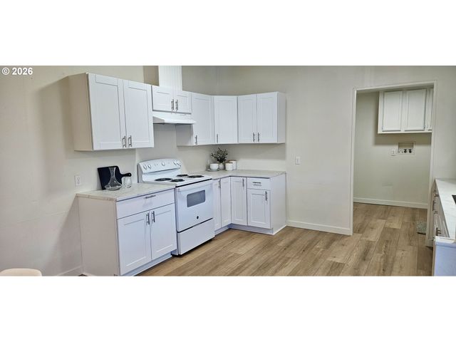 451 LOCHAVEN Ave, Springfield, OR 97477