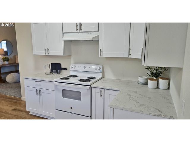 451 LOCHAVEN Ave, Springfield, OR 97477