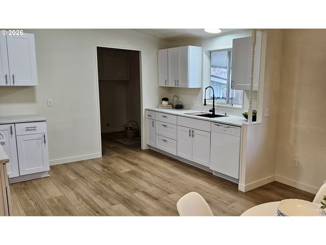 451 LOCHAVEN Ave, Springfield, OR 97477