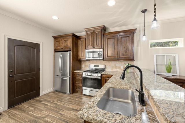 109 Harbour Town Circle, Conroe, TX 77356