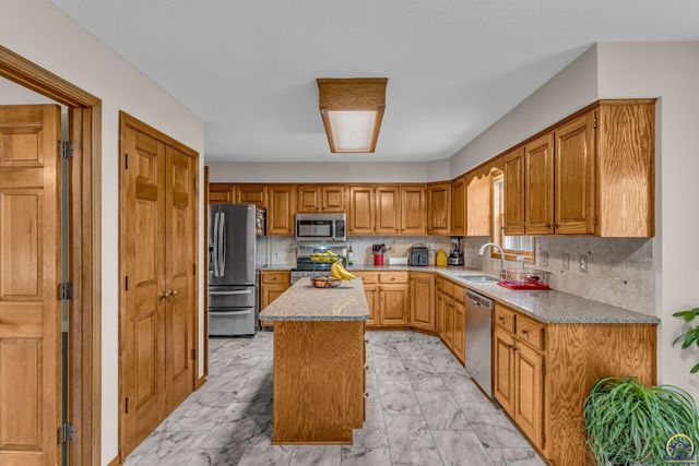 6027 SW 36th ST, Topeka, KS 66614