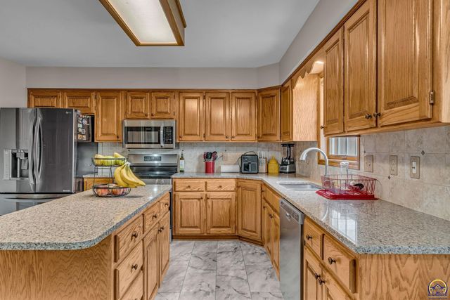 6027 SW 36th ST, Topeka, KS 66614
