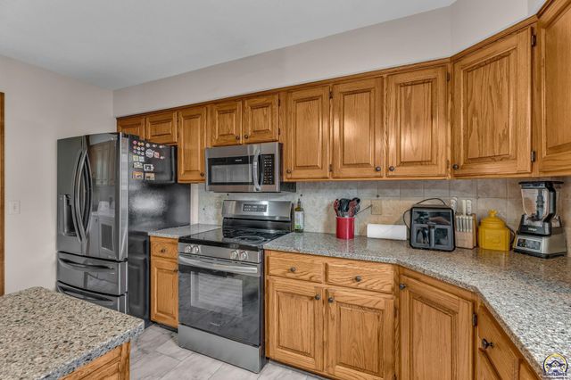 6027 SW 36th ST, Topeka, KS 66614