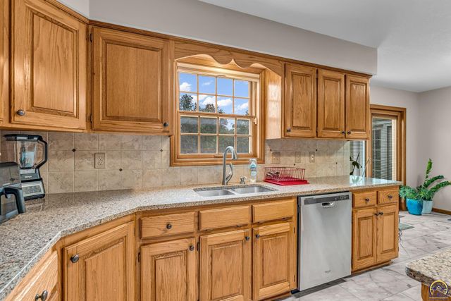 6027 SW 36th ST, Topeka, KS 66614