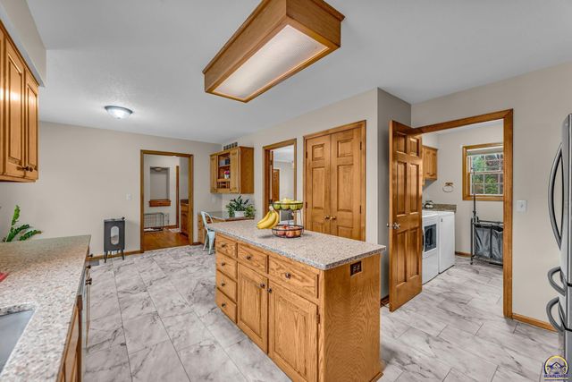 6027 SW 36th ST, Topeka, KS 66614