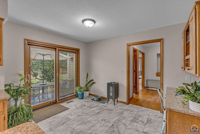 6027 SW 36th ST, Topeka, KS 66614