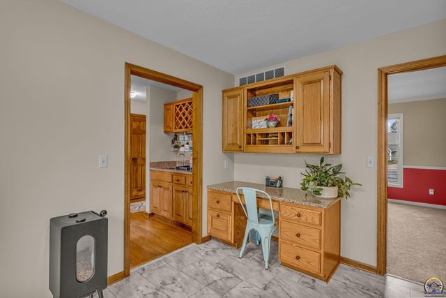 6027 SW 36th ST, Topeka, KS 66614