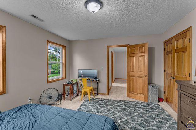 6027 SW 36th ST, Topeka, KS 66614