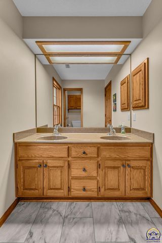 6027 SW 36th ST, Topeka, KS 66614