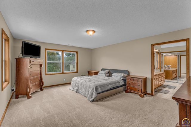 6027 SW 36th ST, Topeka, KS 66614