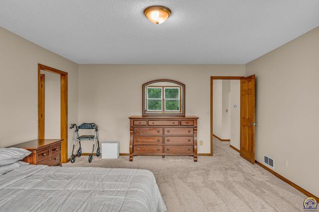 6027 SW 36th ST, Topeka, KS 66614