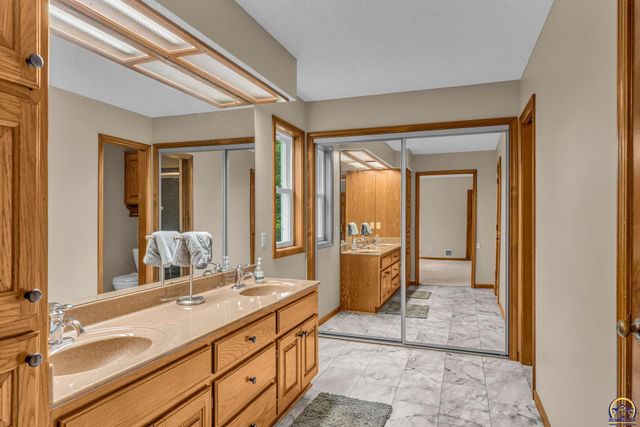 6027 SW 36th ST, Topeka, KS 66614