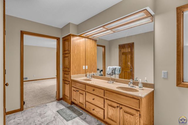 6027 SW 36th ST, Topeka, KS 66614