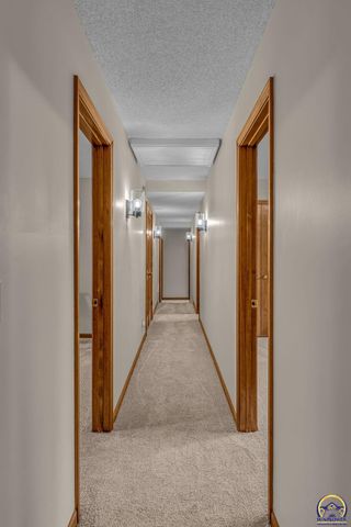 6027 SW 36th ST, Topeka, KS 66614