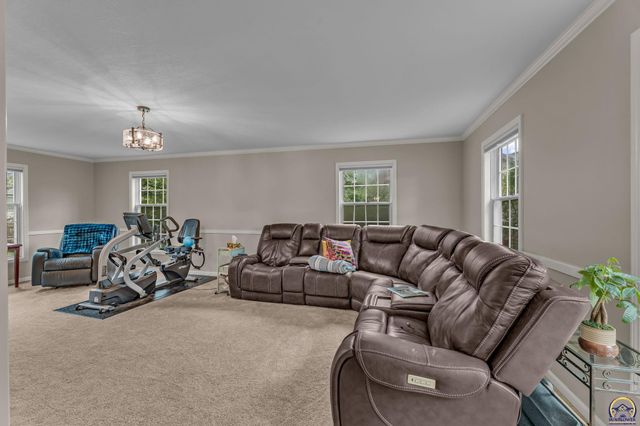 6027 SW 36th ST, Topeka, KS 66614