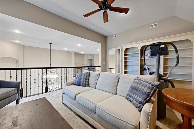 20104 W 90TH Street, Lenexa, KS 66220
