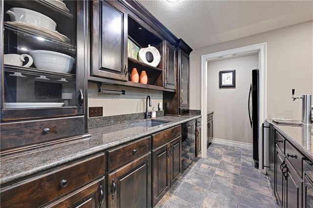 20104 W 90TH Street, Lenexa, KS 66220