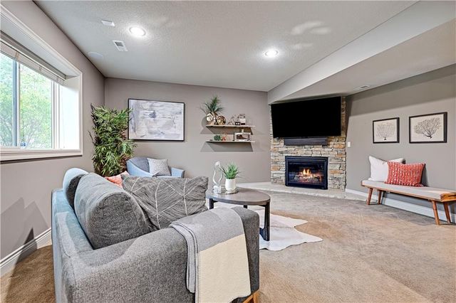 20104 W 90TH Street, Lenexa, KS 66220