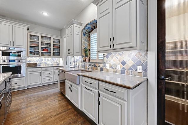 20104 W 90TH Street, Lenexa, KS 66220