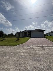 104 Olive CIR, Lehigh Acres, FL 33971
