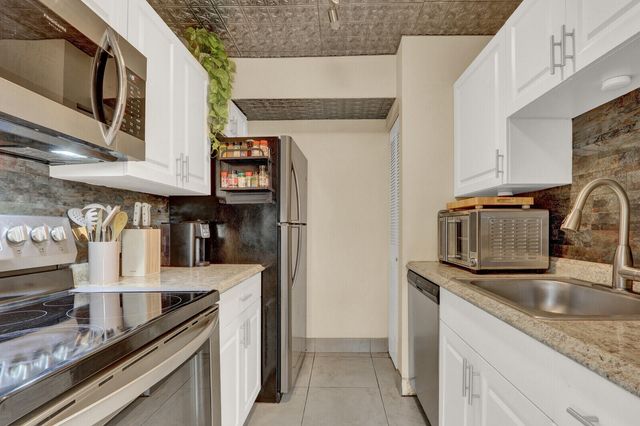 2116 Sherwood Forest Boulevard 28, West Palm Beach, FL 33415