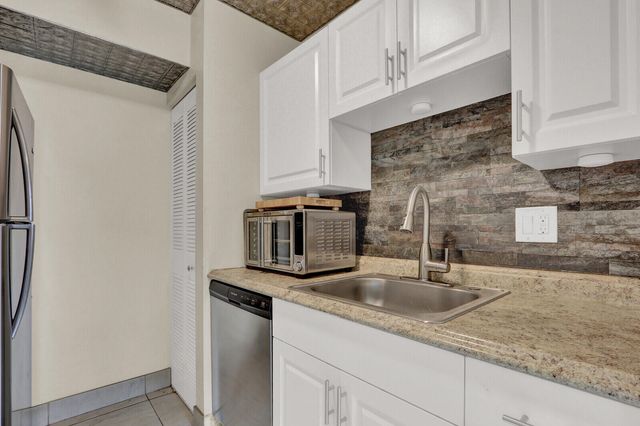 2116 Sherwood Forest Boulevard 28, West Palm Beach, FL 33415