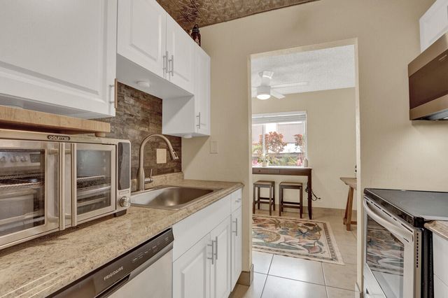 2116 Sherwood Forest Boulevard 28, West Palm Beach, FL 33415
