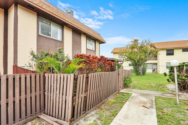 2116 Sherwood Forest Boulevard 28, West Palm Beach, FL 33415