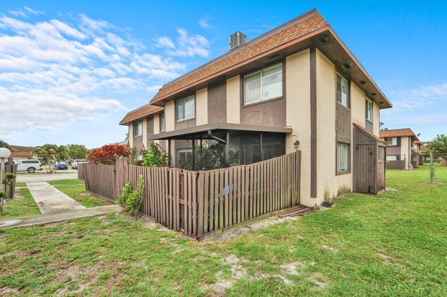 2116 Sherwood Forest Boulevard 28, West Palm Beach, FL 33415