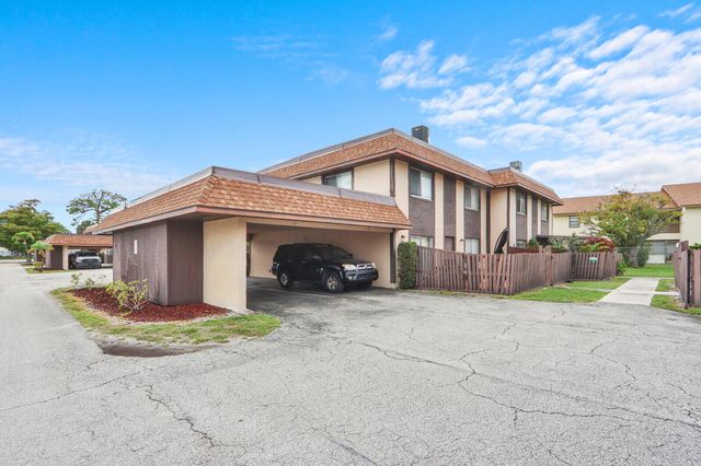 2116 Sherwood Forest Boulevard 28, West Palm Beach, FL 33415