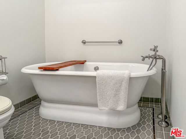 6248 Scenic Avenue, Los Angeles, CA 90068