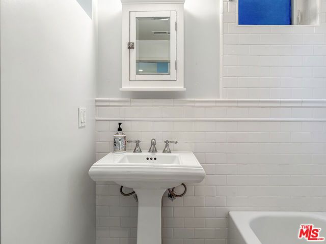 6248 Scenic Avenue, Los Angeles, CA 90068