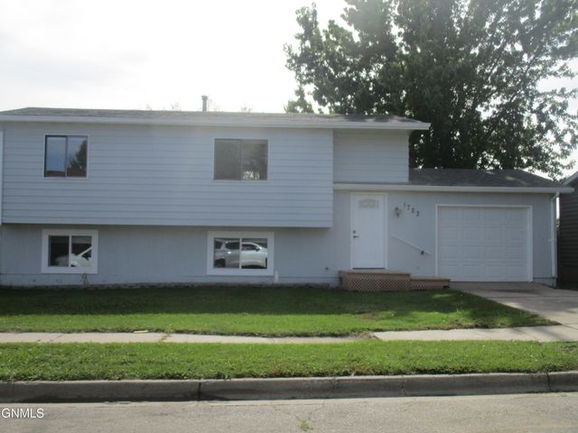 1723 30th Street W, Williston, ND 58801 property photo
