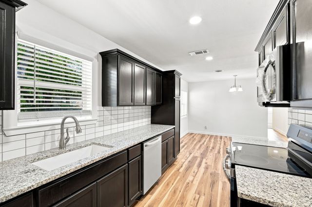 703 Casa Linda Street, Ennis, TX 75119