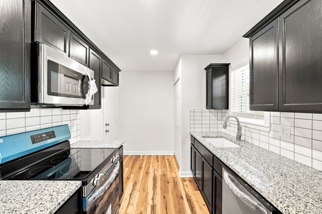 703 Casa Linda Street, Ennis, TX 75119