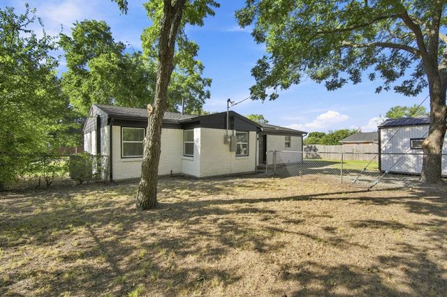 703 Casa Linda Street, Ennis, TX 75119