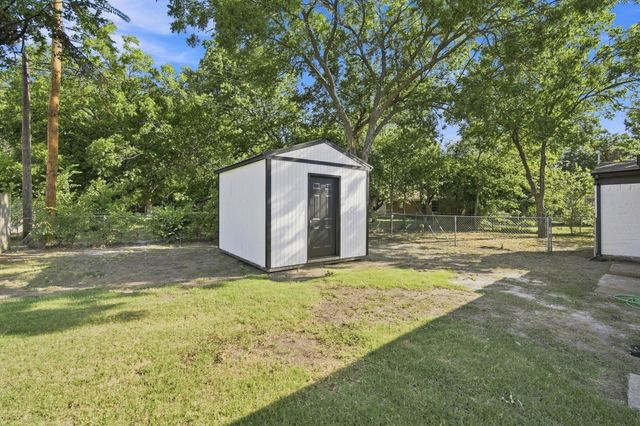 703 Casa Linda Street, Ennis, TX 75119