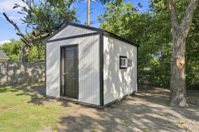 703 Casa Linda Street, Ennis, TX 75119
