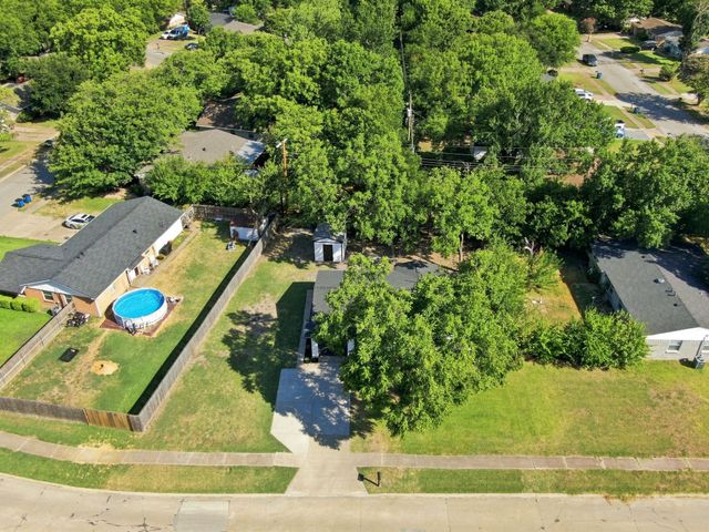 703 Casa Linda Street, Ennis, TX 75119