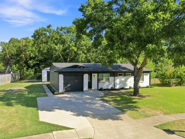 703 Casa Linda Street, Ennis, TX 75119