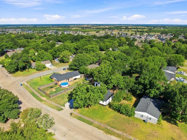703 Casa Linda Street, Ennis, TX 75119