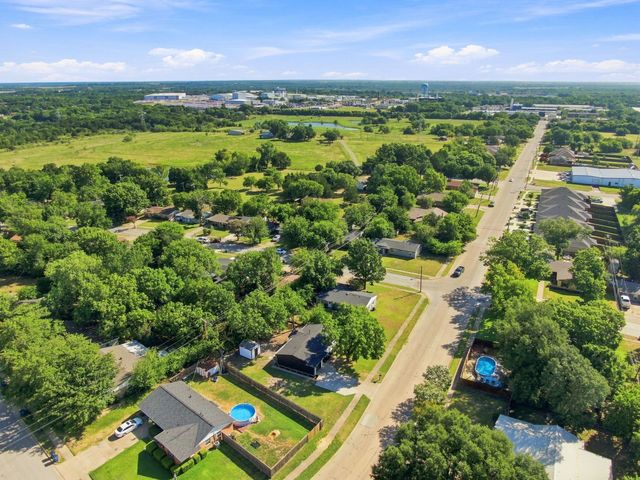 703 Casa Linda Street, Ennis, TX 75119