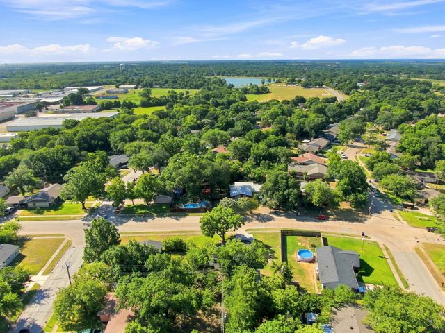 703 Casa Linda Street, Ennis, TX 75119