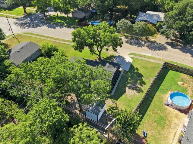 703 Casa Linda Street, Ennis, TX 75119