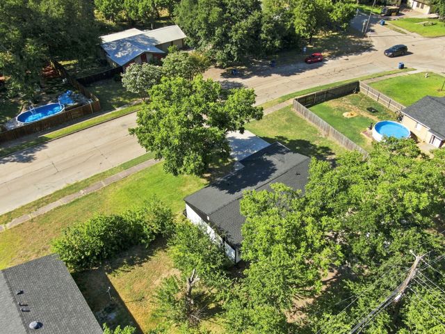 703 Casa Linda Street, Ennis, TX 75119