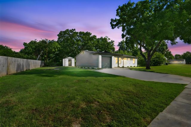 703 Casa Linda Street, Ennis, TX 75119