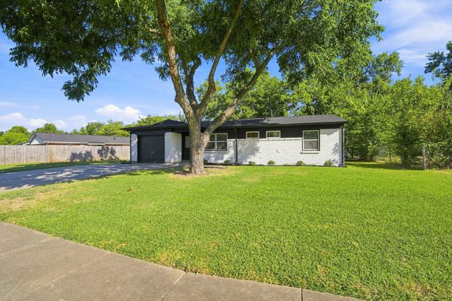 703 Casa Linda Street, Ennis, TX 75119