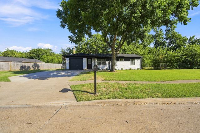 703 Casa Linda Street, Ennis, TX 75119