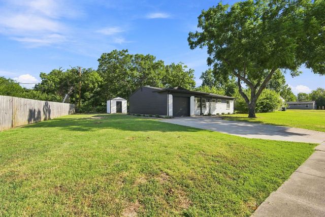 703 Casa Linda Street, Ennis, TX 75119