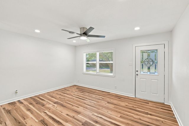 703 Casa Linda Street, Ennis, TX 75119